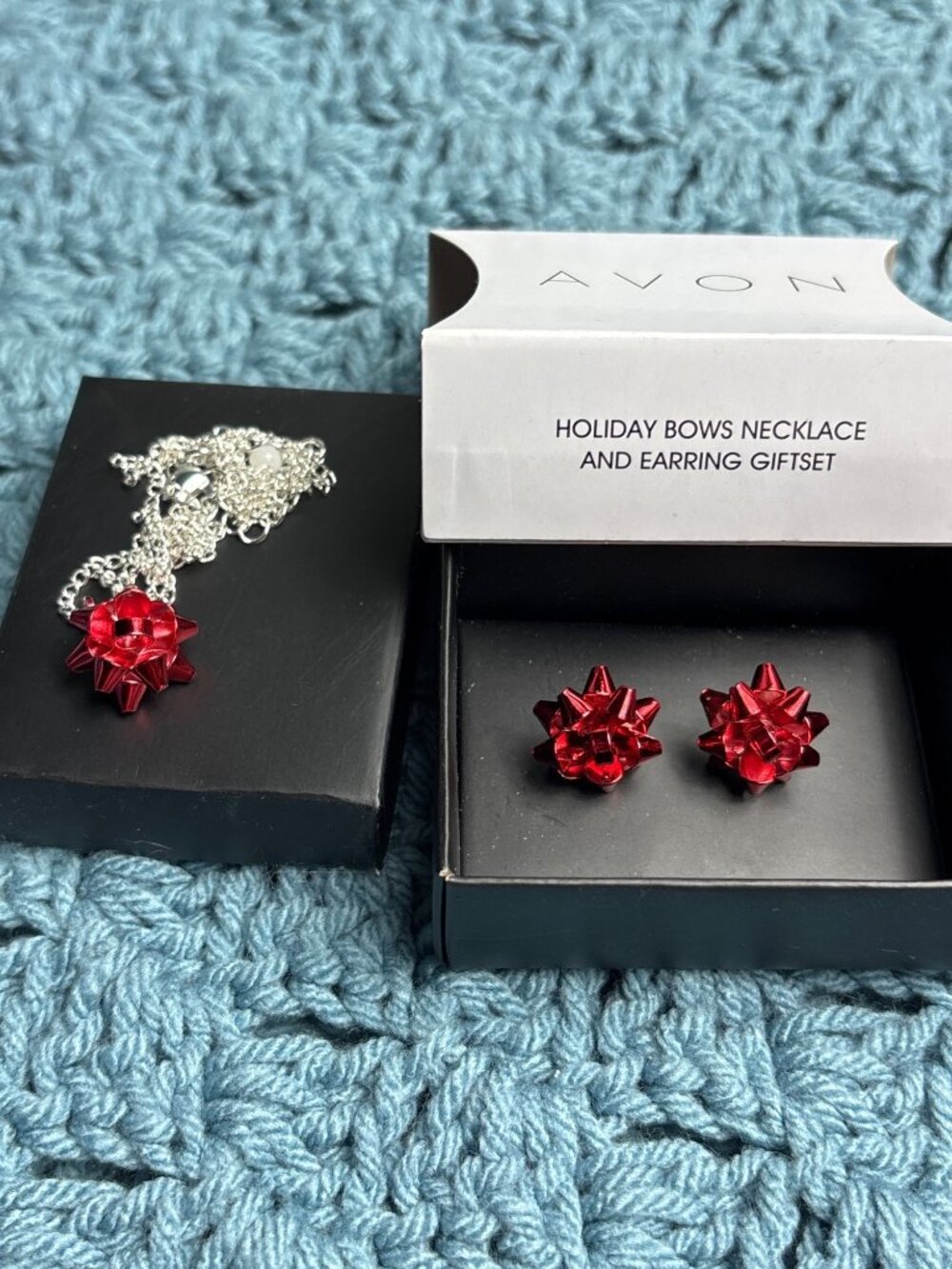 Avon Holiday Bows Necklace And Earring Giftset Silvertone Red New in Box